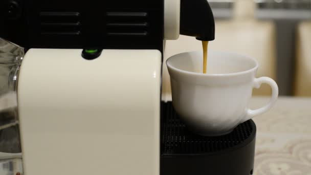 Fazendo café na máquina de café da cápsula — Vídeo de Stock
