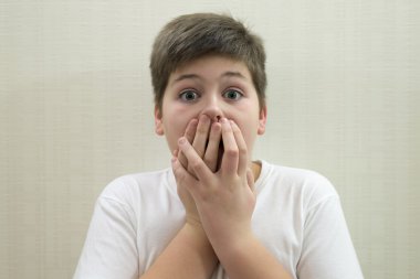 Sürpriz çocuk elleriyle ağzını kapatır