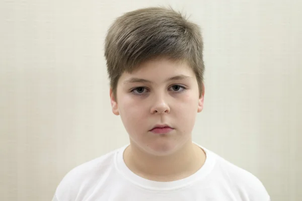 Portret nastoletniego chłopca na tle ściany światło — Zdjęcie stockowe