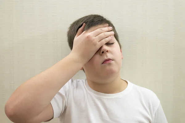 Bir baş ağrısı ile genç çocuk portresi — Stok fotoğraf