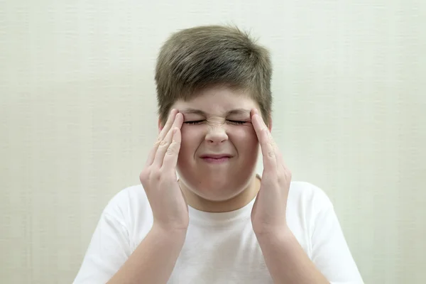 Bir baş ağrısı ile genç çocuk portresi — Stok fotoğraf