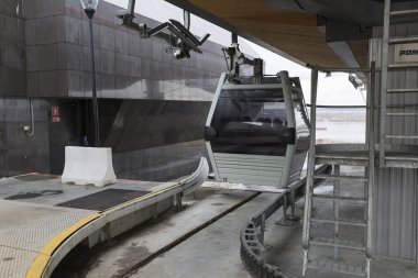 Nizhny Novgorod, Rusya Federasyonu - Kasım 04.2015. Teleferik Volga Nehri geçip uzun bir ülkesidir