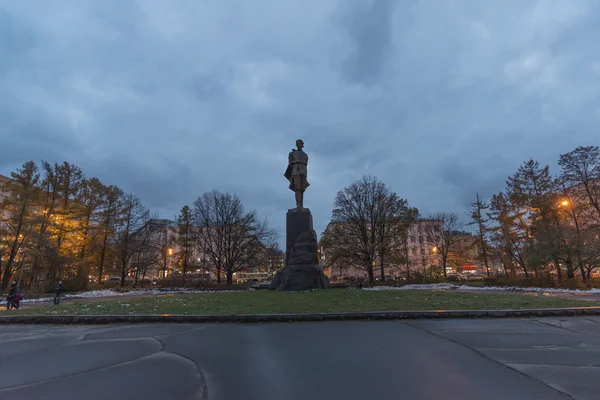 Nizhny Novgorod, Ryssland - November 02. 2015. monument till författare Gorkij på torget på kvällen — Stockfoto