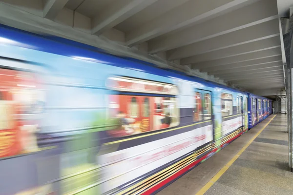 Nizhny Novgorod, RÚSSIA novembro 02.2015. 70 aniversário do trem de vitória na estação de metrô Avtozavodskaya — Fotografia de Stock