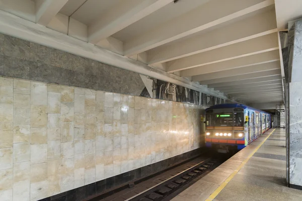 Nizhny Novgorod, RUSIA - 02.11.2015. El interior de la estación de metro Avtozavodskaya — Foto de Stock