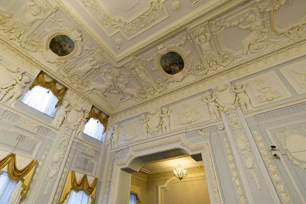 Nizjni Novgorod, Rusland - 03.11.2015.The plafond van Ballroom in museum landgoed Roekavisjnikov — Stockfoto