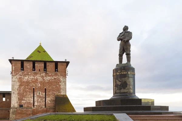 Nizhny Novgorod, Rusia - 11 de noviembre de 2015. Vista de Kremlins St. George Tower y un monumento al piloto Chkalov —  Fotos de Stock