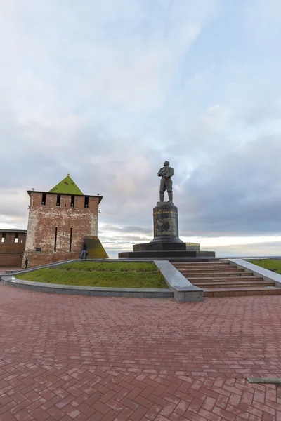 Nizhny Novgorod, Rusia - 11 de noviembre de 2015. Vista de Kremlins St. George Tower y un monumento al piloto Chkalov — Foto de Stock