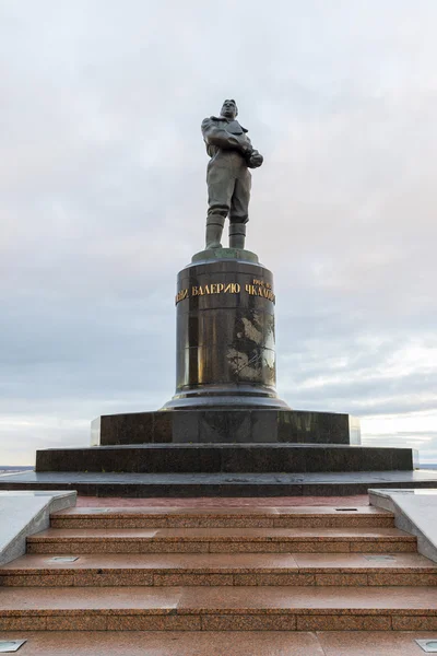 Нижній Новгород, Російська Федерація - 11 листопада 2015 року. Пам'ятник пілотних Chkalov на набережній річки Волга — стокове фото