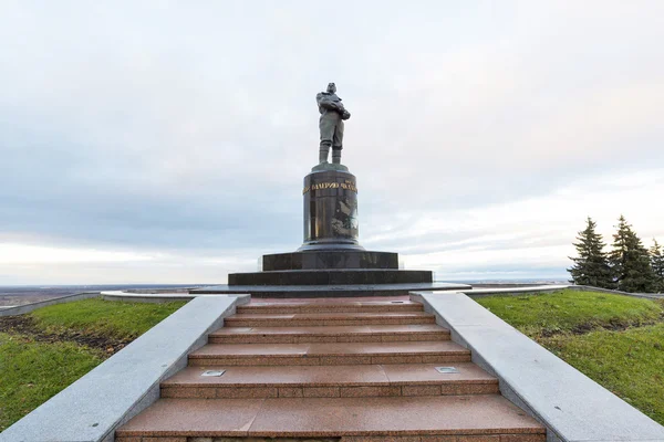 Nizjni Novgorod, Rusland - November 11 2015. Monument voor pilot Chkalov op de dijk van de Wolga — Stockfoto