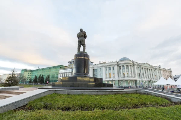 Nizhny Novgorod, Rússia - 11 de novembro de 2015. monumento para pilotar Chkalov no aterro do rio Volga — Fotografia de Stock
