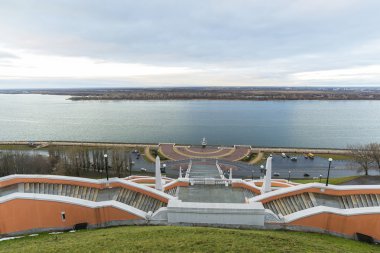 Nizhny Novgorod, Rusya - 11 Kasım 2015. Merdivenlerden Chkalov yakınındaki bir görüntüleme platformu üzerinden Volga Nehri'nin görünümü