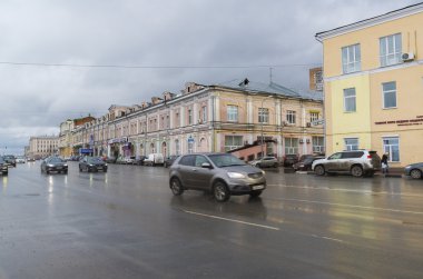 Nizhny Novgorod, Rusya - 03 Kasım 2015. Nizhnevolzhskoy dolgu araçlarda hareketi. Tarihi şehir merkezi
