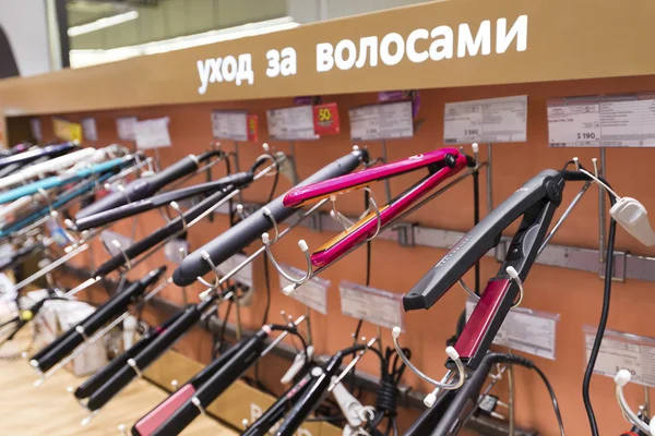 Химки, Россия - 22 декабря 2015 г. Фены в крупных сетевых магазинах Mvideo, продающих электронику и бытовую технику — стоковое фото
