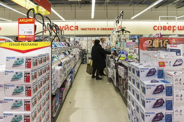 Химки, Россия - 22 декабря 2015 г. Крупные сети магазинов Mvideo, продающих электронику и бытовую технику — стоковое фото