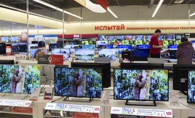 Khimki, Rusya - 22 Aralık 2015. TV Mvideo büyük zincirindeki satan elektronik ve ev aletleri depolar