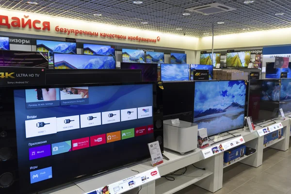 Химки, Россия - 22 декабря 2015 г. Телевизор в крупных сетевых магазинах Mvideo, продающих электронику и бытовую технику — стоковое фото