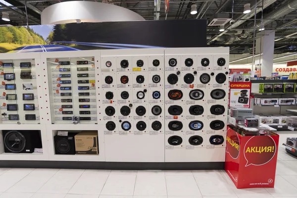 Khimki, Rusland - 22 December 2015. Luidsprekers in Mvideo grote keten winkels die verkopen elektronica en huishoudelijke apparaten — Stockfoto