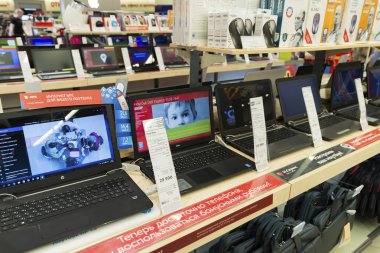 Khimki, Rusya - 22 Aralık 2015. Dizüstü bilgisayarlar Mvideo büyük zincir Mağazalar Satış elektronik ve ev aletleri