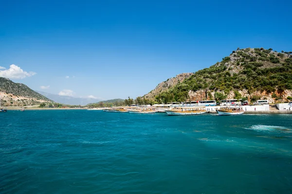 Kemer, Turquie - 06.20.2014. Bateaux de plaisance pour un touriste près de la jetée — Photo