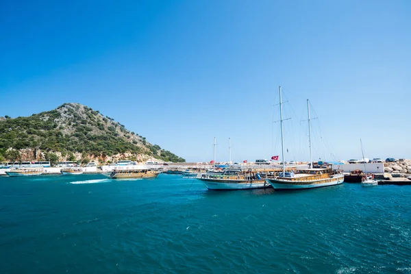 Kemer, Tyrkiet - 06.20.2015. yacht nær kysten af Tyrkiet - Stock-foto