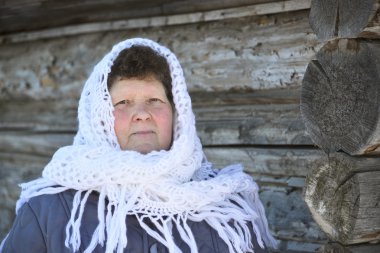 Şal Rus kadın el bir izba yakınındaki ısıtır