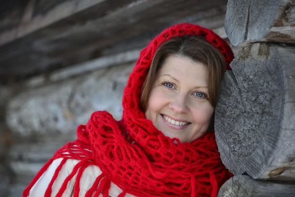 披肩的俄罗斯女人温暖手附近附近 — 图库照片
