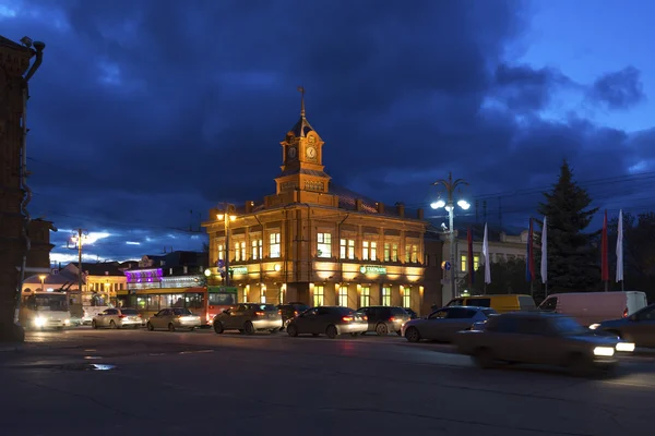 Vladimir, Rusland - November 05.2015. Het gebouw van Sberbank op Bolshaja Moskovskaja straat 's nachts — Stockfoto