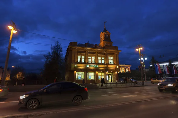 Vladimir, Rusia - Noviembre 05.2015. El edificio de Sberbank en la calle Bolshaja Moskovskaja por la noche — Foto de Stock