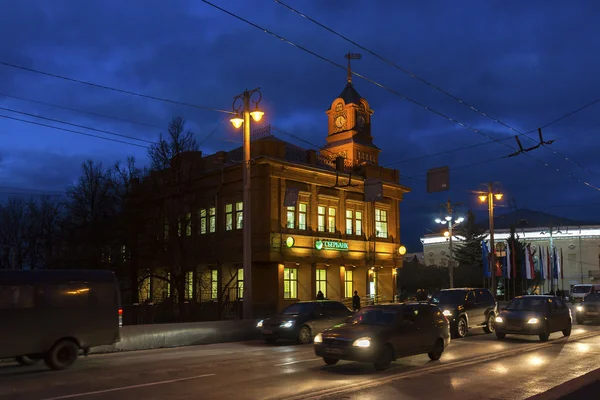 Vladimir, Ρωσία - Νοεμβρίου 05.2015. Το κτίριο της Sberbank στην οδό Bolshaja Moskovskaja τη νύχτα — Φωτογραφία Αρχείου