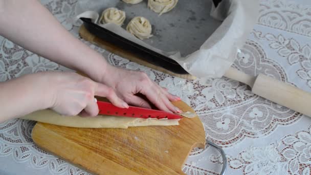 Huisvrouw voorbereiding broodje van bladerdeeg — Stockvideo