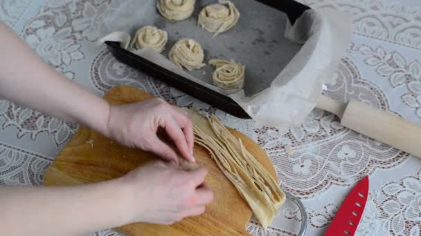 Huisvrouw voorbereiding broodje van bladerdeeg — Stockvideo