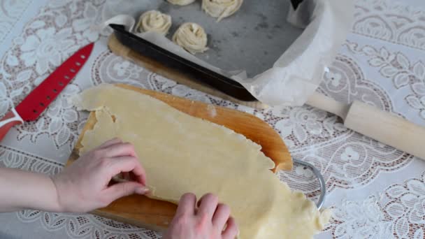 Hausfrau bereitet Brötchen aus Blätterteig zu — Stockvideo