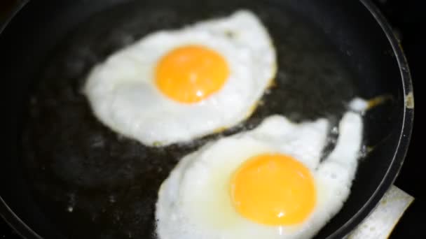 Huevos fritos en una sartén — Vídeos de Stock