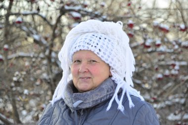 başında beyaz örme şal yaşlı kadın Rowan hakkında mı