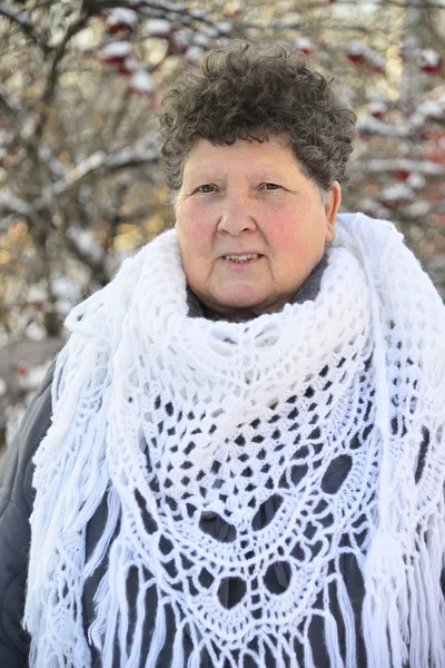 Äldre kvinna i vit stickad sjal kostar ca Rowan — Stockfoto
