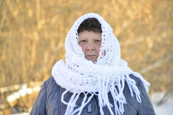 Пожилая женщина в белом трикотажном платке на голове — стоковое фото