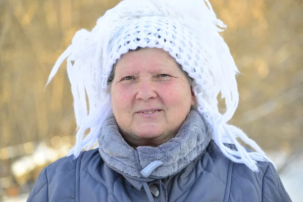 Пожилая женщина в белом трикотажном платке на голове — стоковое фото