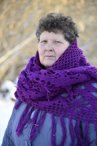 Donna con scialle viola a maglia sulle spalle all'aperto in inverno — Foto Stock