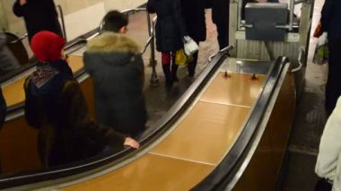 Moskova, Rusya - 15 Ocak 2015. İnsanlar metroda yürüyen merdiven aşağı gidiyor