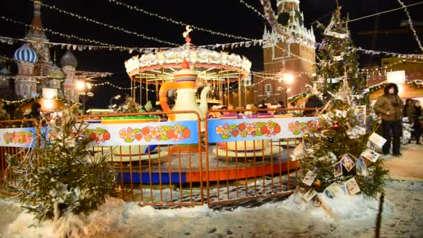 Moscow, Russia - January 15, 2015 Christmas shopping and entertainment fair at Red Square — Stock Video