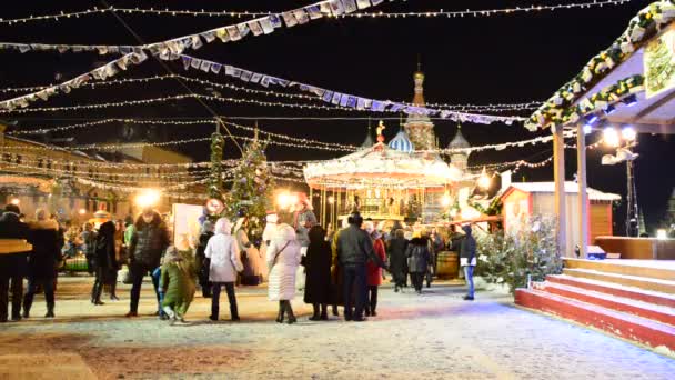 Moscow, Rusland - 15 januari 2015 Kerstmis winkel- en amusementsmogelijkheden eerlijke op het Rode plein — Stockvideo