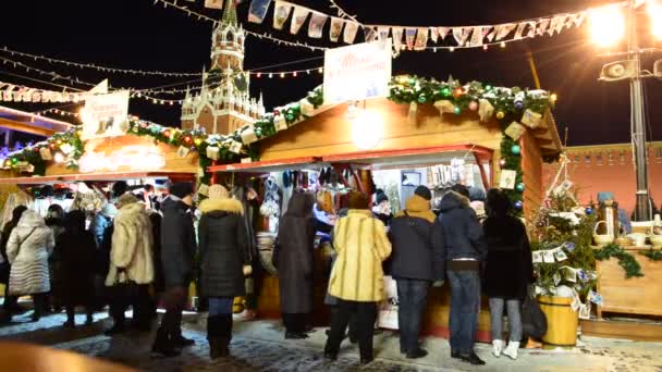 Moscow, Rusland - 15 januari 2015 Kerstmis winkel- en amusementsmogelijkheden eerlijke op het Rode plein — Stockvideo