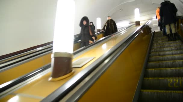 Moskau, russland - 15. januar 2015. Menschen fahren auf einer Rolltreppe in der u-Bahn — Stockvideo