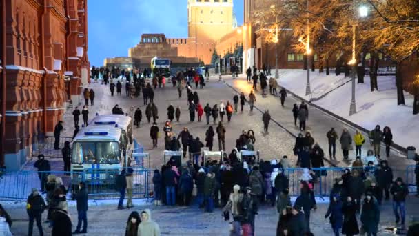 Moscow, Federacja Rosyjska - 15 stycznia 2015. Ludzie chodzą na placu czerwonym w pobliżu Kremla — Wideo stockowe