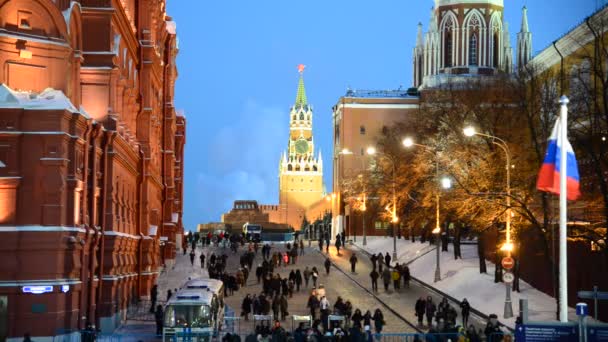 Moskova, Rusya - 15 Ocak 2015. Kızıl Meydan Kremlin yakınındaki insanlar yürü — Stok video