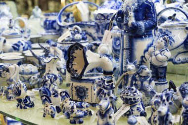 Moskova, Rusya - 10 Ocak 2015 seramik sofra geleneksel Rus Gzhel resimde Hediyelik Dükkanı