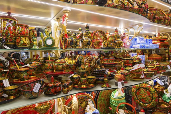 Moscú, Rusia - 10 de enero de 2015. Artículos de madera con pintura Khokhloma, obras originales en tienda de regalos — Foto de Stock