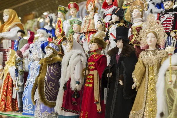 Moscou, Rússia - 10 de janeiro de 2015. bonecas são feitas à mão em forma é personagens fo contos de fadas russos na loja de presentes — Fotografia de Stock