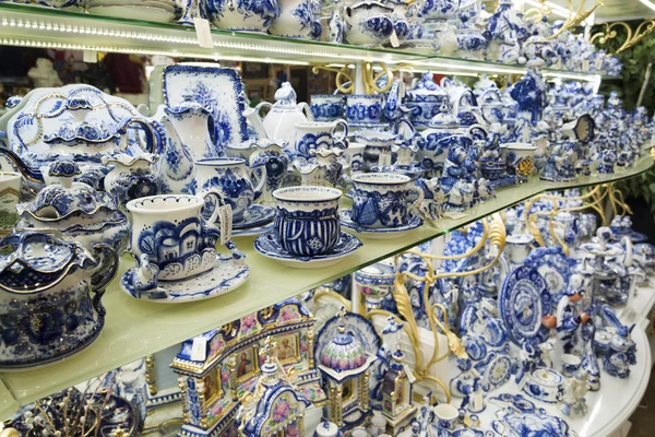 Moscou, Rússia - 10 de janeiro de 2015 Louça de cerâmica tradicional pintura russa Gzhel na loja de presentes — Fotografia de Stock
